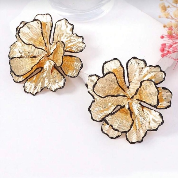 Zara Gold Flower Petal Earrings - Picture 4 of 5